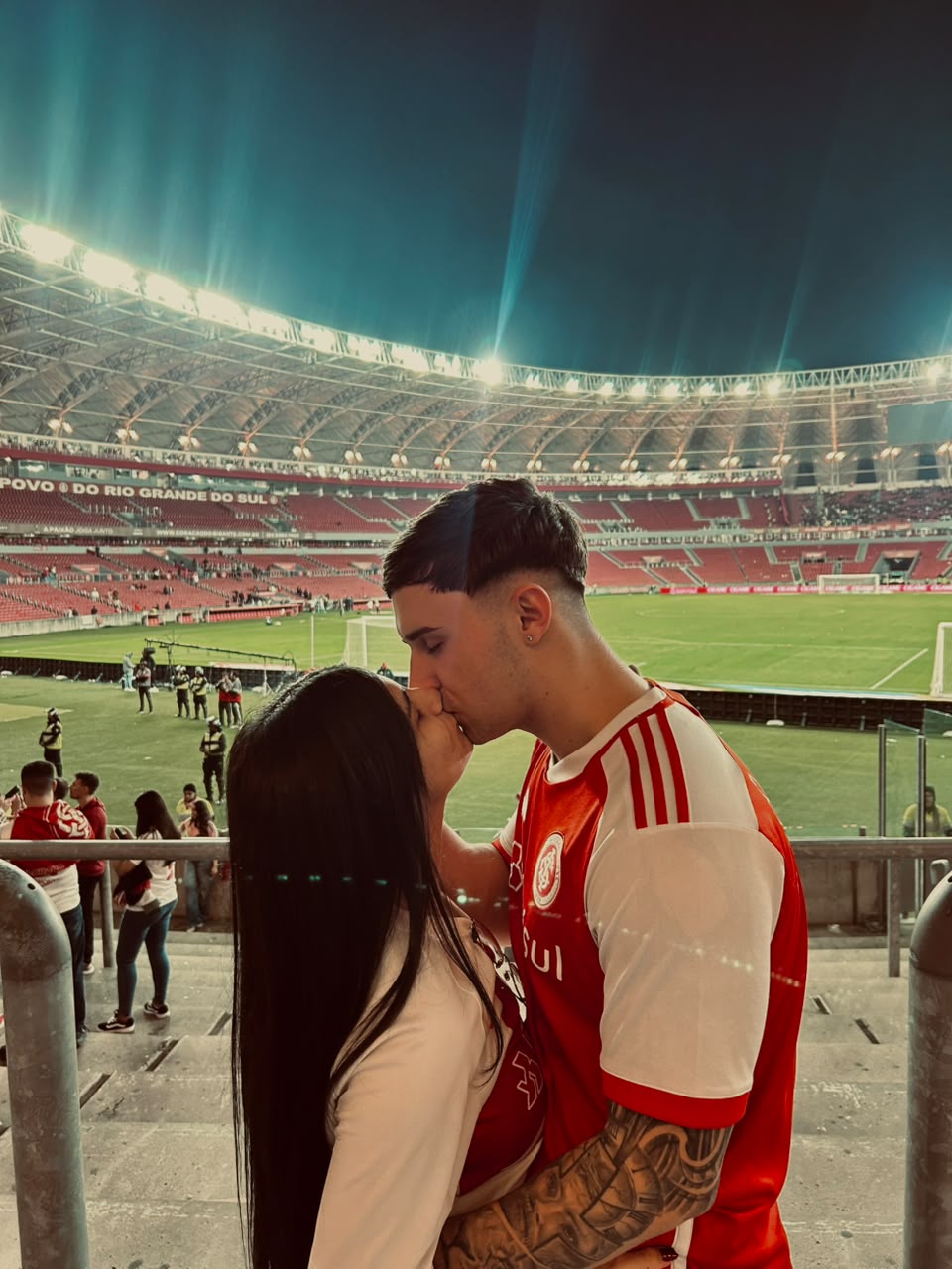 Vitor e Rafaela no estádio do Internacional